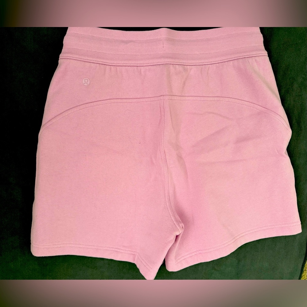 Lululemon ScubaPink Women's Shorts - Size 6 - EUC - Picture 2 of 4